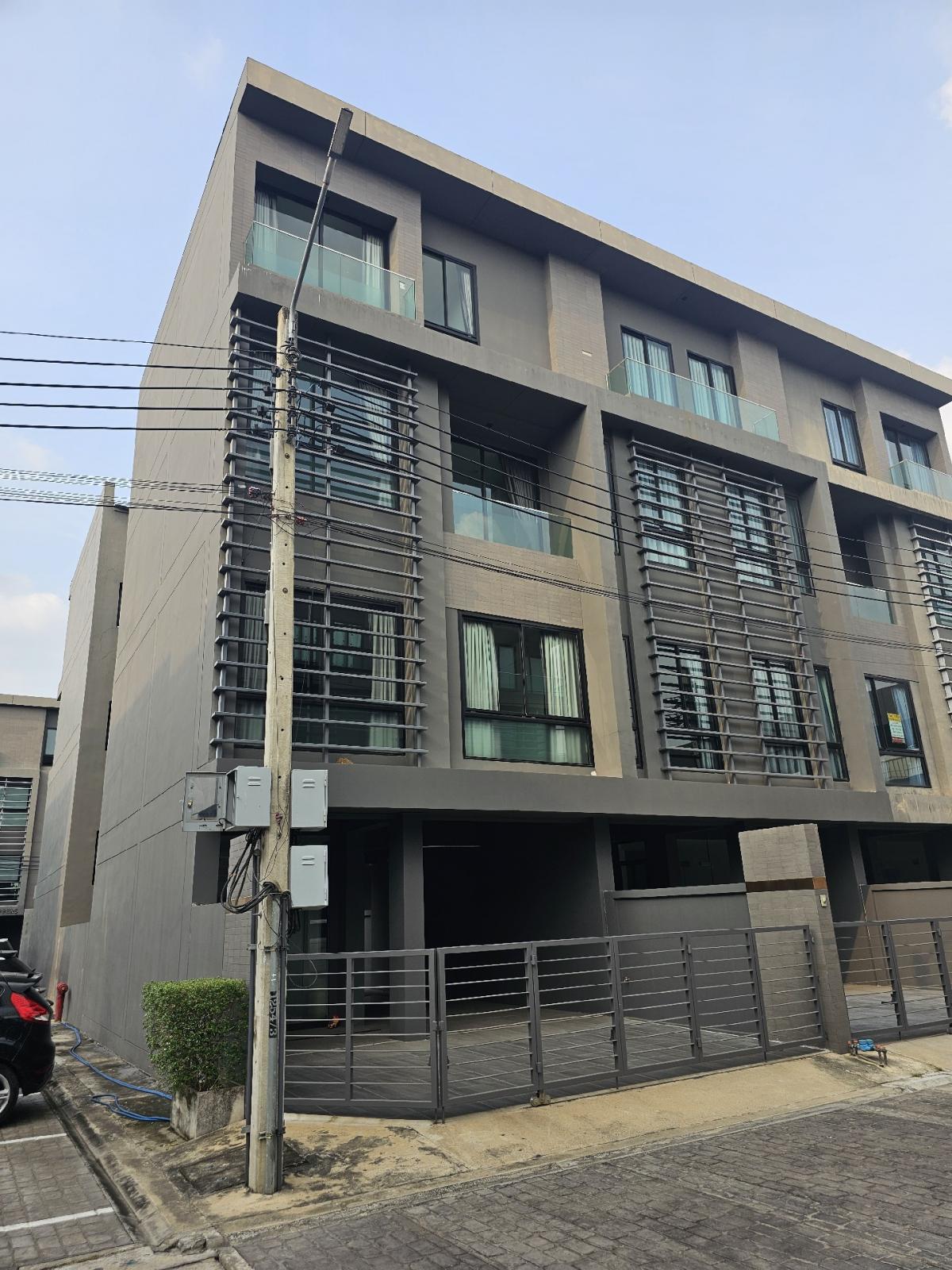 ให้เช่าโฮมออฟฟิศเลียบทางด่วนรามอินทรา : FOR RENT - โฮมออฟฟิศ 4 ชั้น แปลงมุม ARCO ย่านเลียบด่วน เอกมัย - รามอินทรา (ด้านหลัง CHIC REPUBLIC) ซ.โยธินพัฒนา 11 พร้อมอยู่ เหมาะเป็นทั้งที่อยู่อาศัยหรือ Home Office