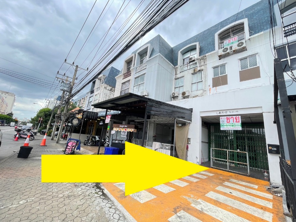 For SaleShophouseKaset Nawamin,Ladplakao : Cheapest sale, 4-story commercial building, next to the main road, Sukonthasawat 1, Lat Phrao 71.