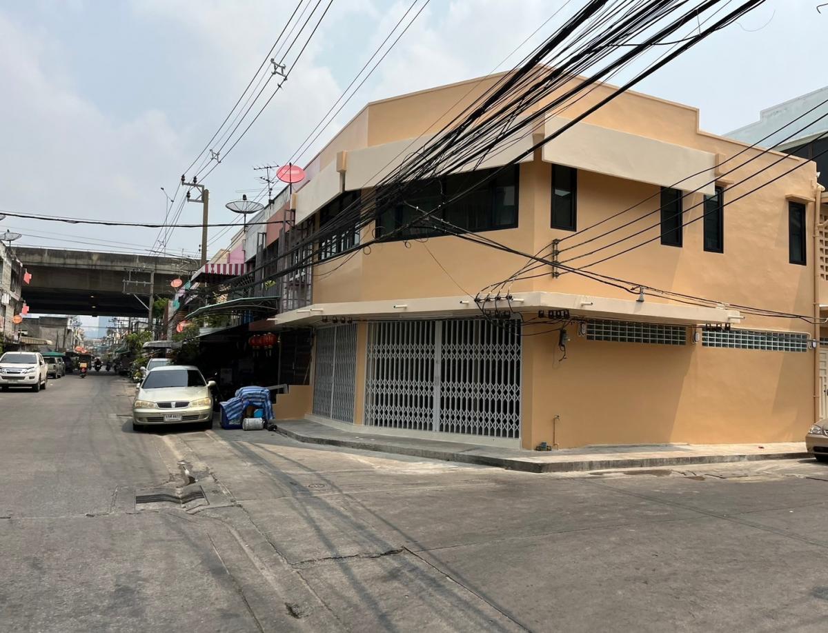 For SaleShophouseSathorn, Narathiwat : Urgent sale!! Commercial building in the heart of Sathorn city, newly renovated, great price, only 8.29 million baht.