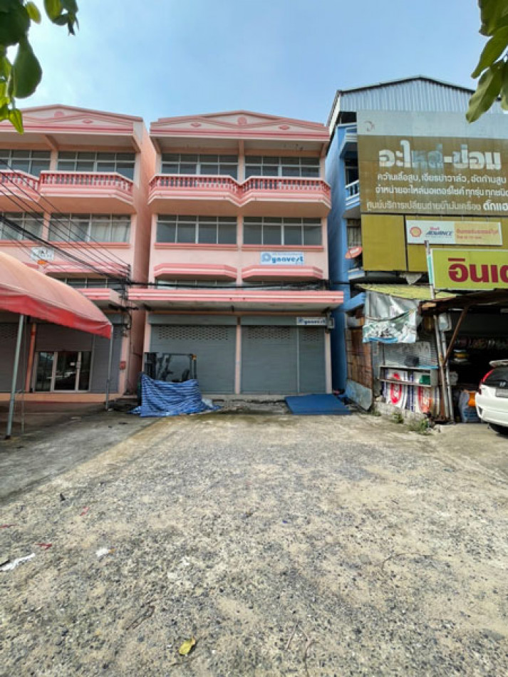 For SaleShophouseLadkrabang, Suwannaphum Airport : For sale: Commercial building, Chaokhunthahan Intersection, 560 sq m., 46 sq wa., on main road