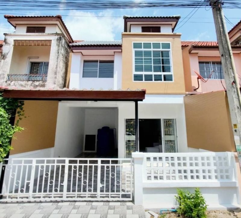 For SaleTownhouseSriracha Laem Chabang Ban Bueng : Selling cheap! 2-story townhouse, newly decorated house. Thongsiri Village, Sriracha