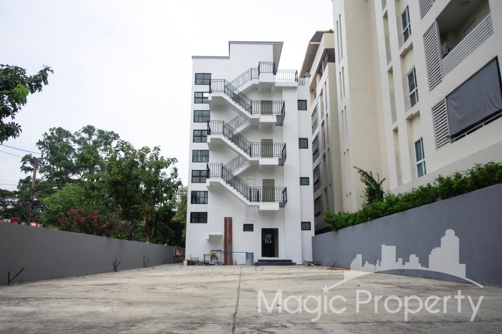 For RentShophouseRamkhamhaeng, Hua Mak : 4-story building for rent in Town in Town, Wang Thonglang District. Bangkok