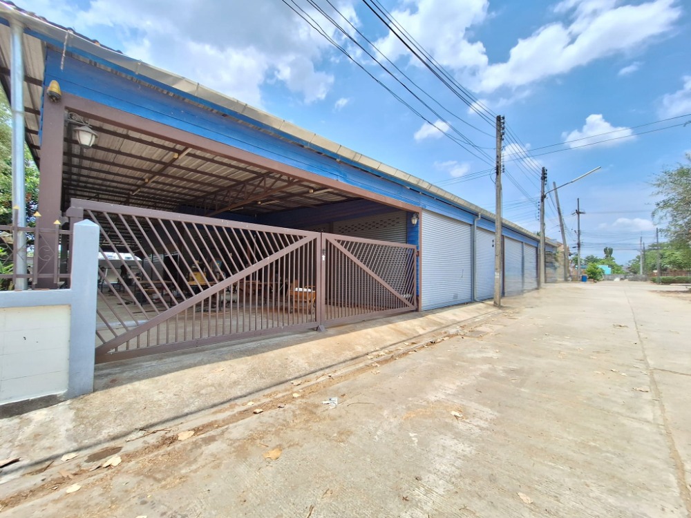 For SaleOfficeChiang Mai : Office for sale, 4-storey building, drilled through, 1st floor is a warehouse and 1 house, San Phak Wan-Hang Dong. Chiang Mai, area 394 sq m.