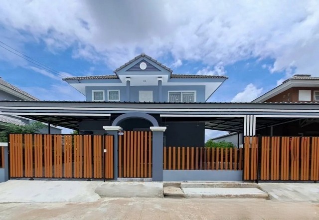 For SaleHousePathum Thani,Rangsit, Thammasat : Selling very cheap, 2-story detached house, large house, 52 sq m., completely renovated. Warathorn Village Rangsit-Nakhon Nayok 65 near Future Park, Thanyaburi, Pathum Thani