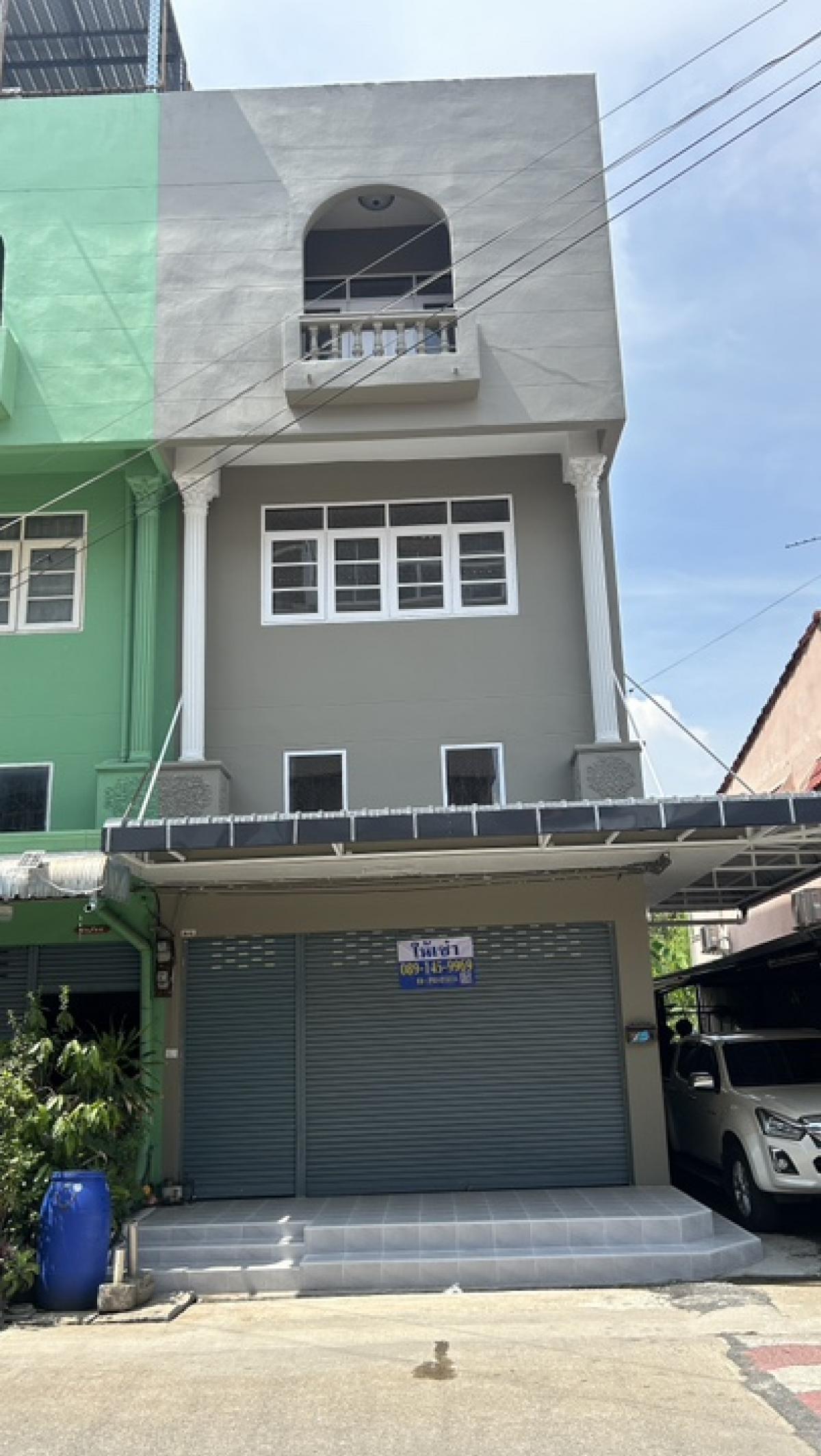 For RentShophousePathum Thani,Rangsit, Thammasat : Commercial building for rent, 3.5 floors (corner room), newly painted, has a mezzanine and roof terrace.