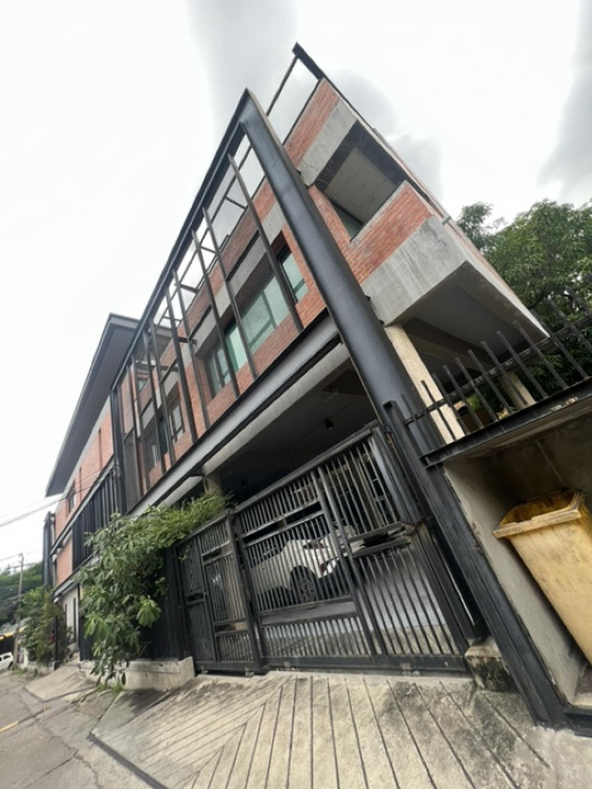 ให้เช่าสำนักงานสุขุมวิท อโศก ทองหล่อ : Rental : Stand Alone Building in Prompong , 3 Storeys , 1111 sqm ** Office / Clinic / Showroom etc **🔥🔥Rental Price : 350,000 THB / Month 🔥🔥#sellinghouses#superluxuryhousebkk#Arihouse#luxuryhousebangkok #superluxurycondoforsale  #realestatethailand#PSLivi