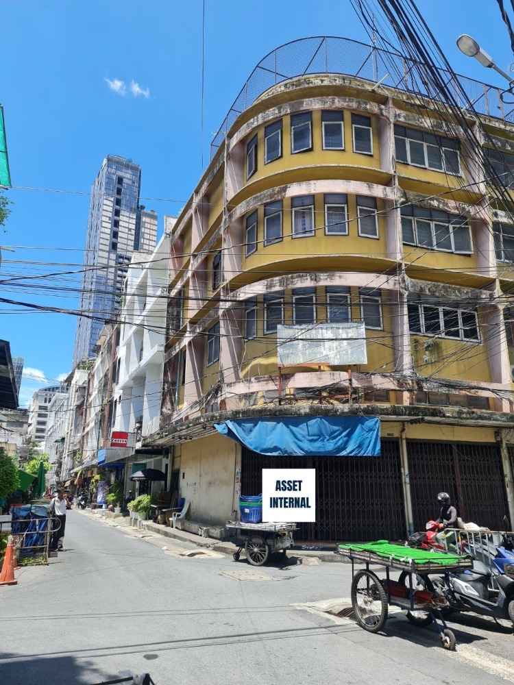 For SaleShophouseSilom, Saladaeng, Bangrak : For sale: 4-story building, 2 units, corner room, Silom Soi 20, 100 meters into the alley, area 20 square meters, 4 bedrooms, 4 bathrooms, Silom Road, Bang Rak District, Bangkok.