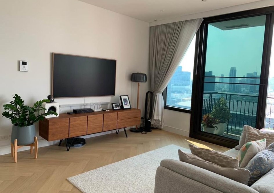 For RentCondoSukhumvit, Asoke, Thonglor : ♦ Pet friendly ♦ 160.00 sq.m. Fully Furnished | 3 beds​ 4 baths ​| near Benchasiri Park 7 mins, Emporium 7 mins, BTS Phrom Phong station 11 mins