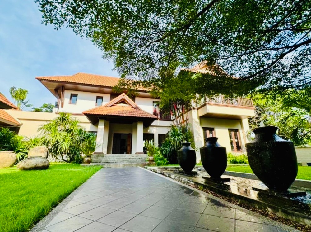 For SaleHouseLadkrabang, Suwannaphum Airport : Luxurious waterfront home built on 2 rai of land with a swimming pool and private lake. Lat Krabang-Suvarnabhumi Near the Bangkok-Chonburi motorway   🔥🎊📣Special only 39 million baht. 2 Chinese characters. The Chinese version of the Chinese language - the