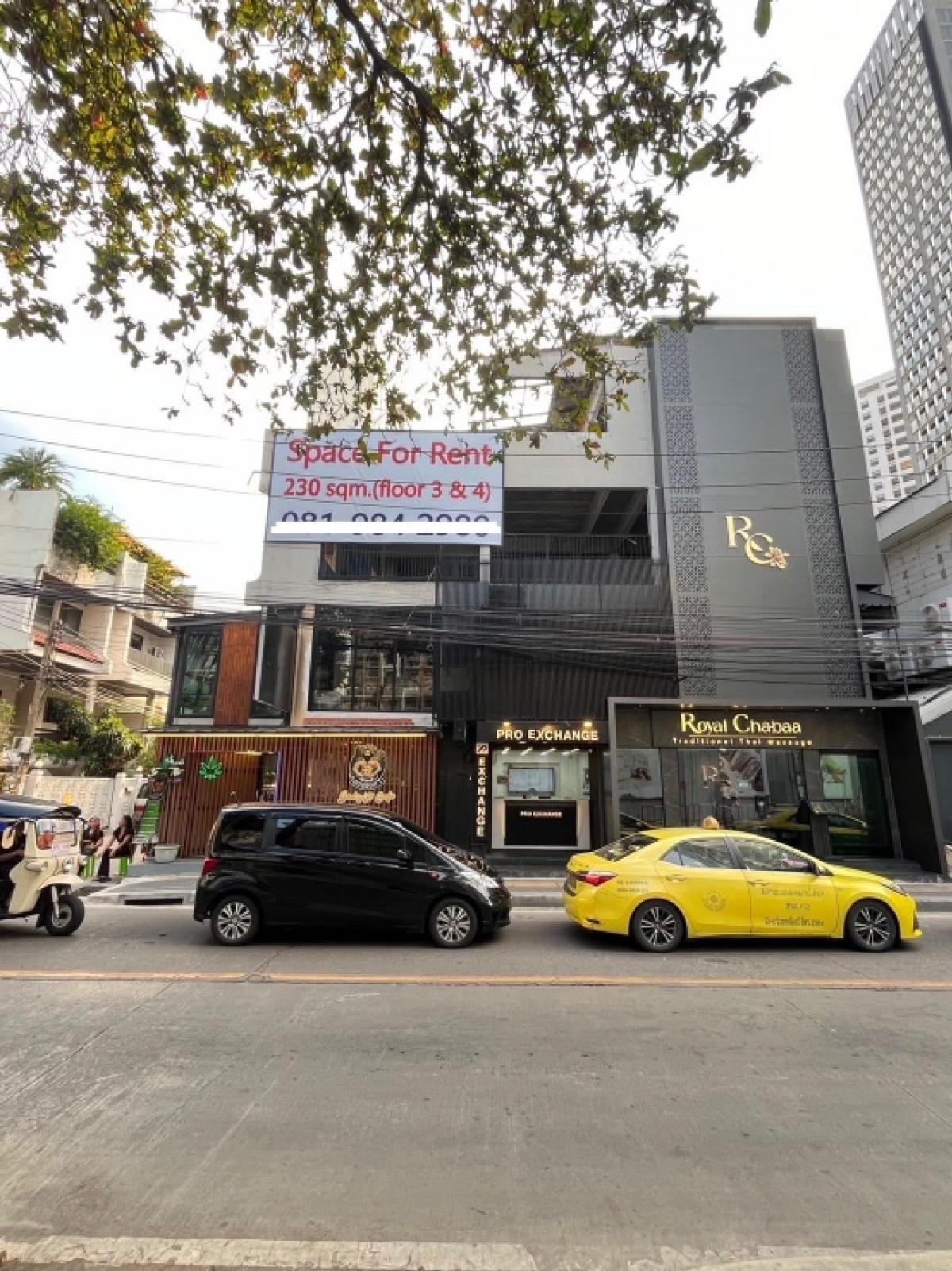 For RentShowroomNana, North Nana,Sukhumvit13, Soi Nana : Rental : Rooftop In Nana for Bar & Restaurants / Hostel 230 sqm , Floor 3 & 4 🔥🔥Rental Price : 190,000 THB / Month 🔥🔥#sellinghouses#superluxuryhousebkk#Arihouse#luxuryhousebangkok #superluxurycondoforsale  #realestatethailand#PSLiving 