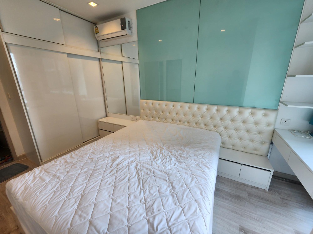 For RentCondoWongwianyai, Charoennakor : For rent, beautiful room, Ideo Mobi Sathorn, next to BTS Thonburi, 50 meters, with furniture + washing machine, only 12,000 baht.