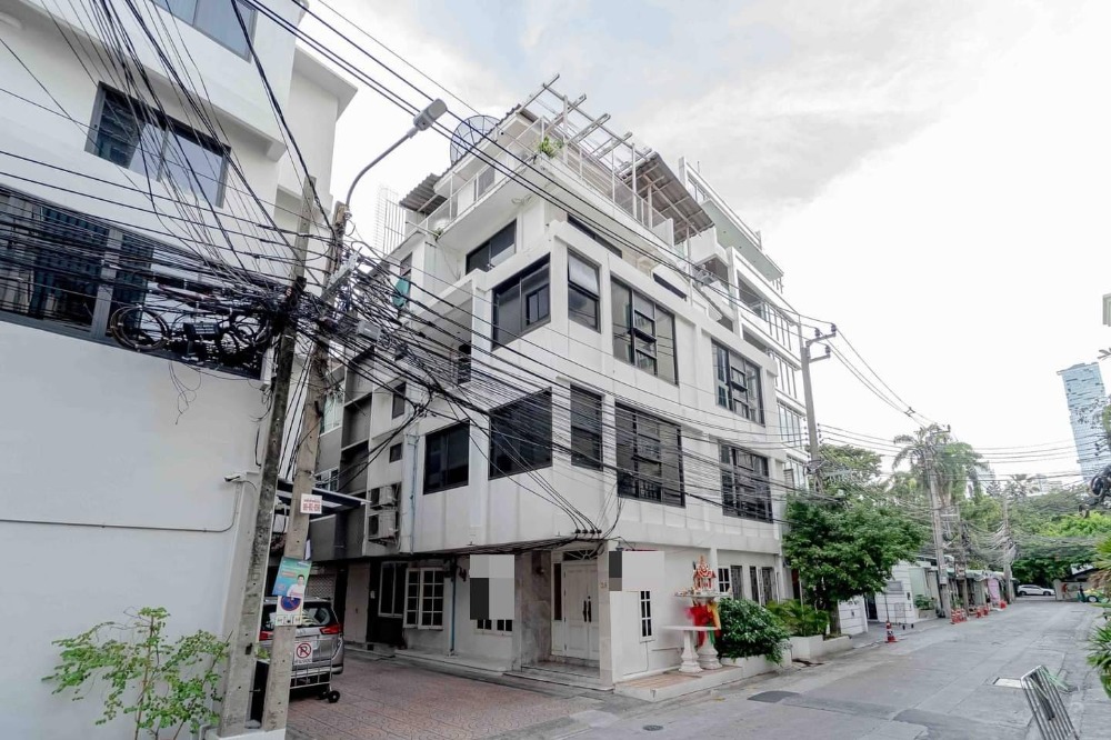 For RentTownhouseSilom, Saladaeng, Bangrak : ♦ Prime Location ♦ Townhouse 5 storey 5 beds | 20.00 sq.w. 350.00 sq.m. | near Silom Complex 1 mins, BNH hospital 3 mins, MRT Silom 5 mins