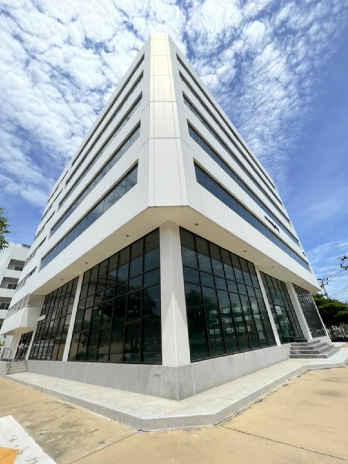 For RentOfficeRatchadapisek, Huaikwang, Suttisan : Rental  / Sellling : Stand Alone Office In Ratchada , 2803 sqm with Extra Parking Building ปล่อยเช่าและขาย ตึกอาคารสำนักงานพร้อมอาคารจอดรถ ใน รัชดา ขนาด 2803 ตรม . 🔥🔥Rental Price :  140,00,000 THB / Month 🔥🔥🔥🔥Selling Price : 1,100,000,000 THB 🔥🔥#s