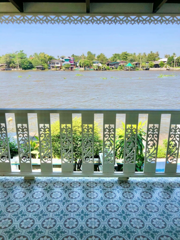 For SaleHouseChaengwatana, Muangthong : ● House by the Chao Phraya River ● Opposite Koh Kret, located on the Bangkok side, Ha Yek Pak Kret and Chaeng Watthana Road | 407.50 sq.w. 4 beds | he front faces the Chao Phraya River with a length of 31 m.