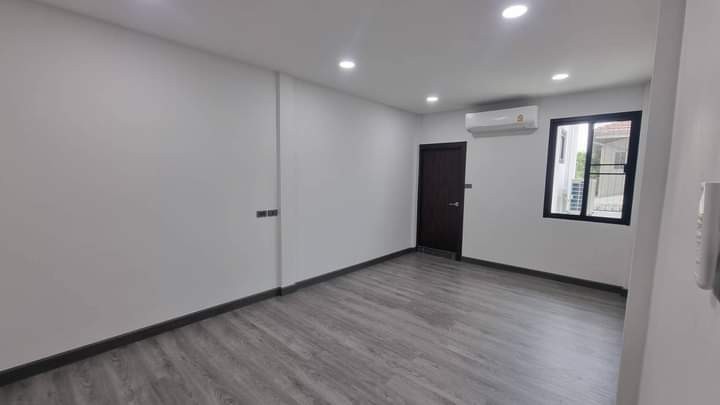 For RentTownhouseSukhumvit, Asoke, Thonglor : THSV101 Townhome for rent, located in Soi Sukhumvit 62, size 50 sq m., 3 floors, usable area 201 sq m. 3 bedrooms, 4 bathrooms, 69,000 baht 063-759-1967