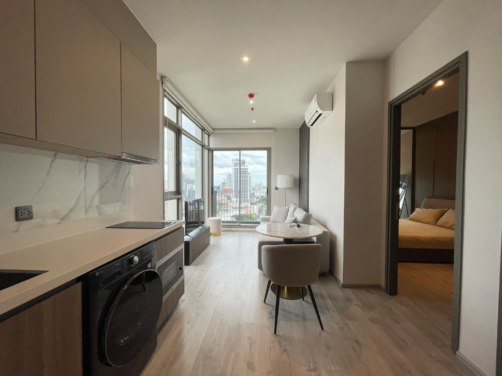 For RentCondoSukhumvit, Asoke, Thonglor : 🏢 Rhythm Ekkamai Estate 🛏️ Beautiful room ✨ Many rooms 🌐 Good location, high floor 🌤️ Beautiful view 🛋️ Fully furnished 📺 Complete electrical appliances (special price)