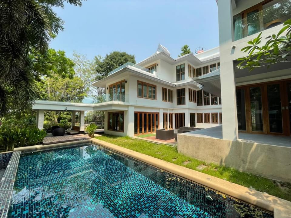 For SaleHotel&Apartment BusinessPattaya, Bangsaen, Chonburi : ● Sea View ● House with land 3 storey | 364.00 sq.w. 426.00 sq.m. | 5 beds 7 baths | Beachfront garden and private beach