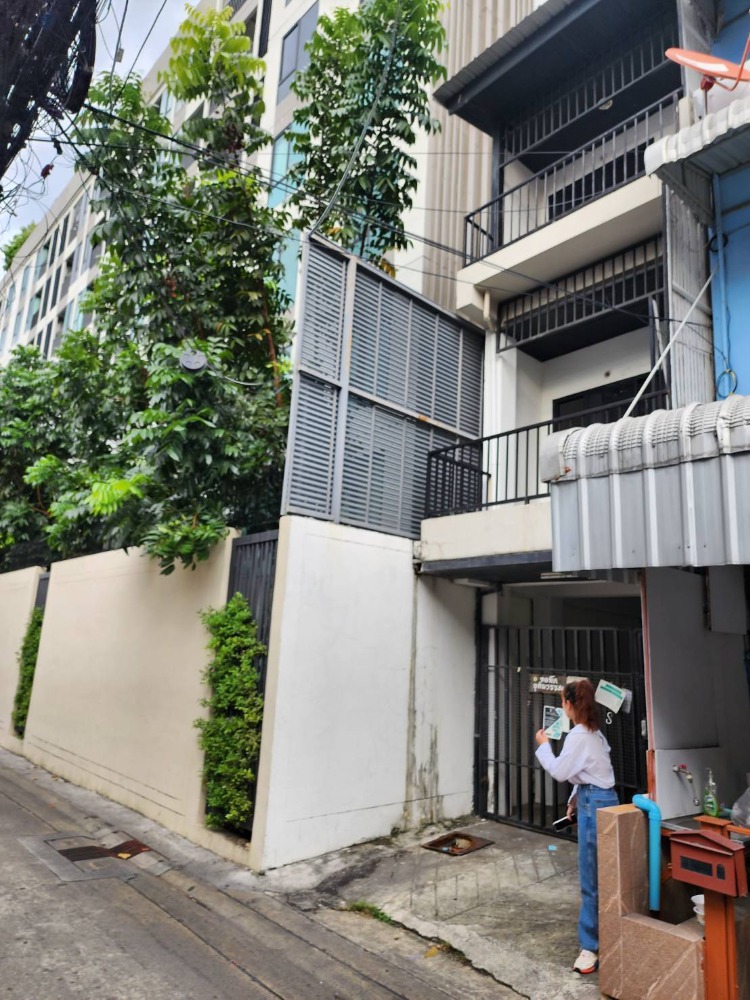 For SaleShophouseAri,Anusaowaree : For sale: 3-story commercial building and 3-story apartment in a prime location, Soi Ratchawithi 7.