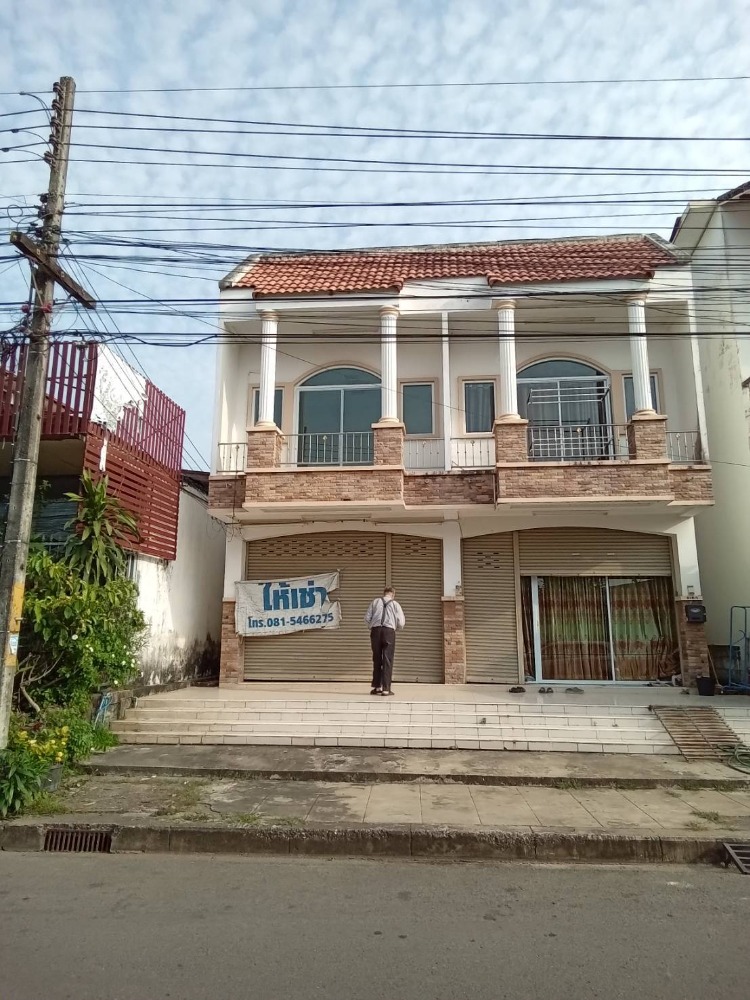 For RentShophouseNong Khai : Commercial building for rent, 2 floors, 2 units, next to the main road, in the heart of Nong Khai city. Suitable for living or doing business.