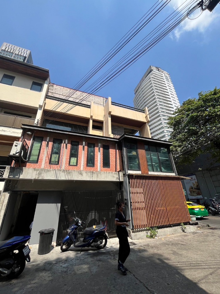 For RentShophouseSukhumvit, Asoke, Thonglor : ♦ Commercial building for rent ♦ 3,4 floor 230.00 sq.m. | 2 beds 2 baths | near Bumrungrad International Hospital 1 mins, BTS Phloen Chit 5 mins, Central Embassy 10 mins