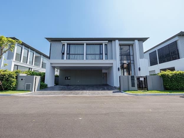 For SaleHouseLadkrabang, Suwannaphum Airport : ● Modern British ● Single house 2 storey 4 beds | 91.00 sq.w. 400.00 sq.m. | near Green in the City 3 mins, Sirinthorn Hospital 3 mins, The Paseo 10 mins