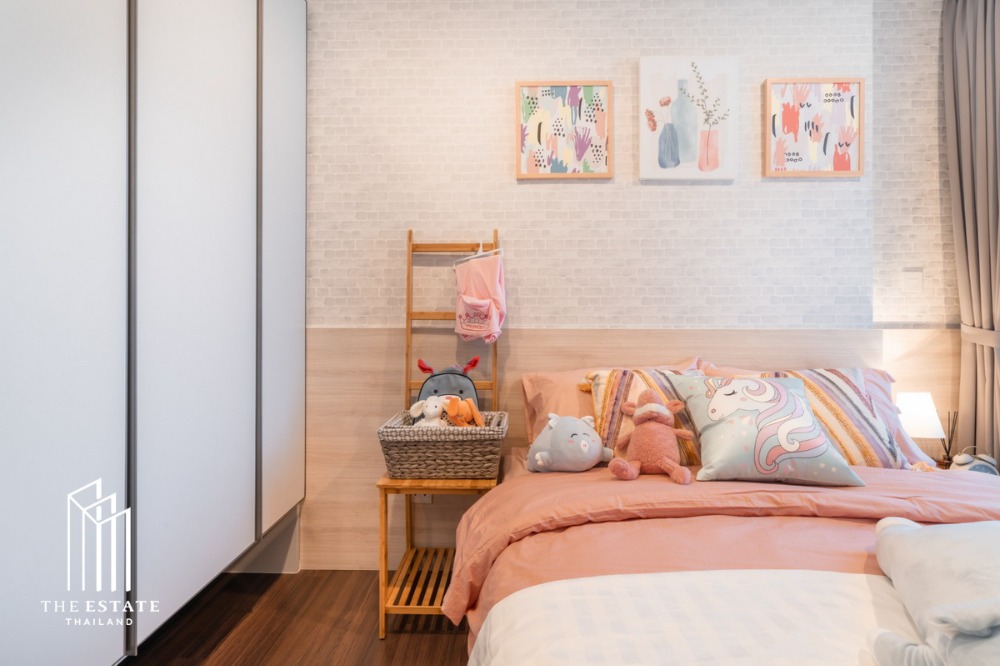 For SaleCondoOnnut, Udomsuk : For Sale: Whizdom Inspire. The room shares a wall with a neighbor on only one side, offering an open view of Bangkok city and the Chao Phraya River. 2 bedrooms @10.62 MB.