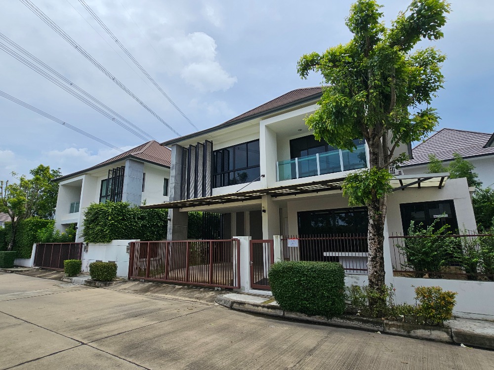 For RentHouseBangna, Bearing, Lasalle : This house has a spacious living area and is stylishly decorated with quality furniture.