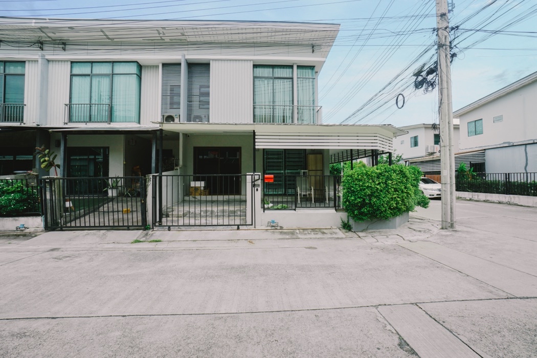 For SaleTownhouseChaengwatana, Muangthong : Townhouse for Sale: Pruksa Ville 65/1 Sri Saman Beautifully decorated corner unit, 95 sqm, 23.5 sq.w, 3 bedrooms, with a kitchen and parking