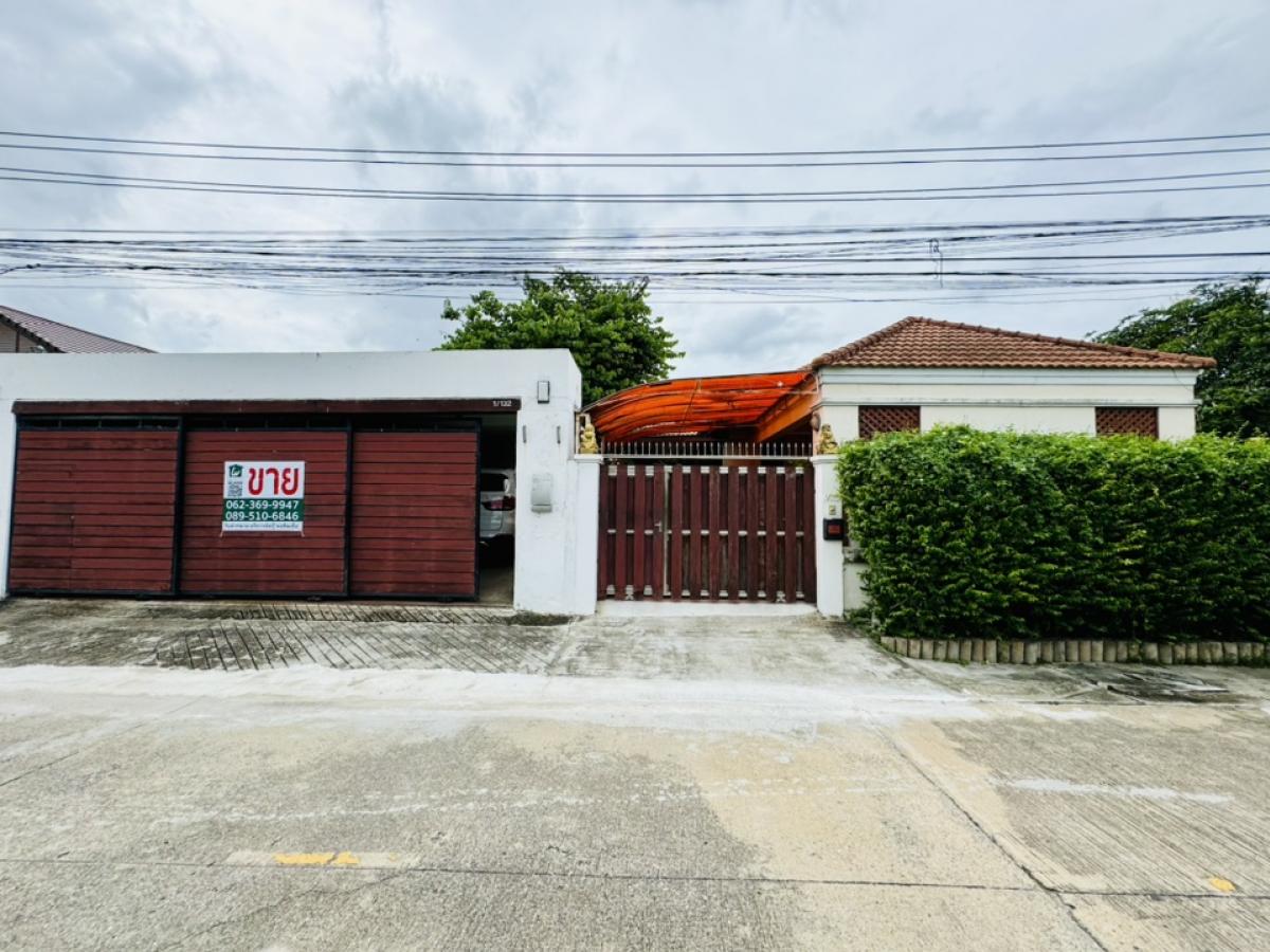 For SaleHousePathum Thani,Rangsit, Thammasat : 2 detached houses for sale in Soi Phahonyothin 64 as is, at a great price, size 160 sq m, quiet atmosphere, private, convenient travel, close to the main road and the Green Line, just 6 minutes.