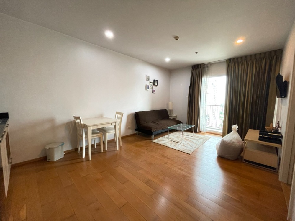 For RentCondoWongwianyai, Charoennakor : Hive Taksin, large room, next to BTS Wongwian Yai, 50 sq m, fully furnished, big beautiful room, ready for rent.