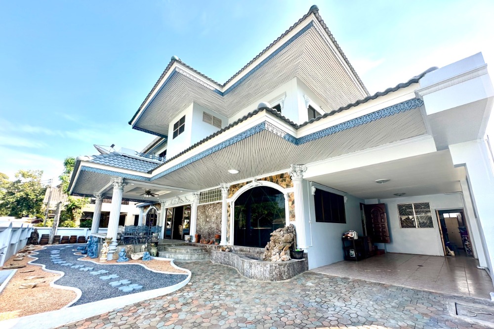 For RentHousePinklao, Charansanitwong : For rent: 2-storey detached house, luxurious European style, 120 sq m, located on Boromratchonnanee Road 77, near the new Southern Bus Terminal.