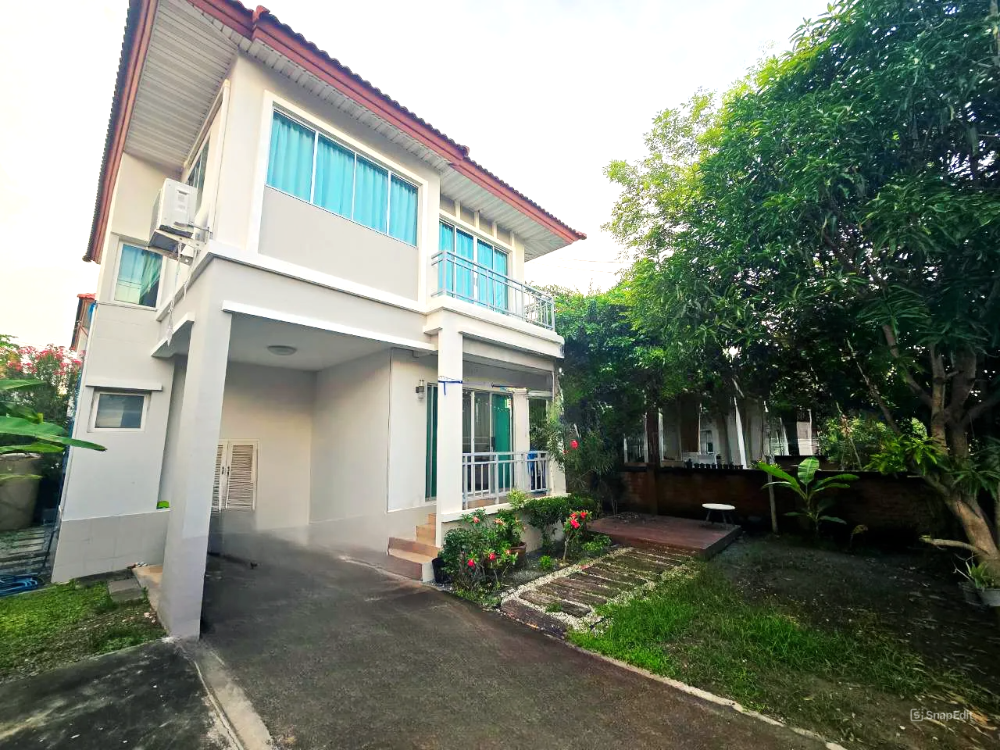 For SaleHousePathum Thani,Rangsit, Thammasat : Urgent sale!! Very special discount, 2-story detached house, modern style, Krisada Grand Park Village, Phahonyothin-Rangsit, area 60.2 sq m., 3 bedrooms, 2 bathrooms, with space on the side. The village is in a good location. Next to Phahonyothin Road