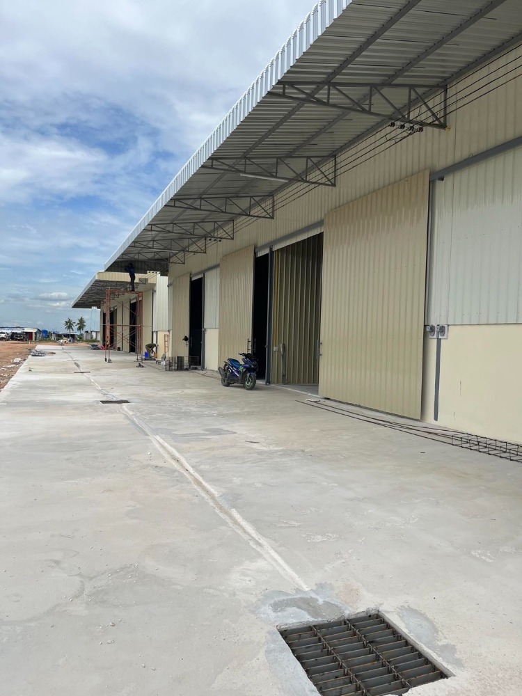 For RentWarehouseSriracha Laem Chabang Ban Bueng : Newly completed warehouse Ready to move in, for rent, Bowin, Sriracha, Chonburi, near Makro Lotus and Robinson Bowin, 2 km., 30 km from Laem Chabang Port.