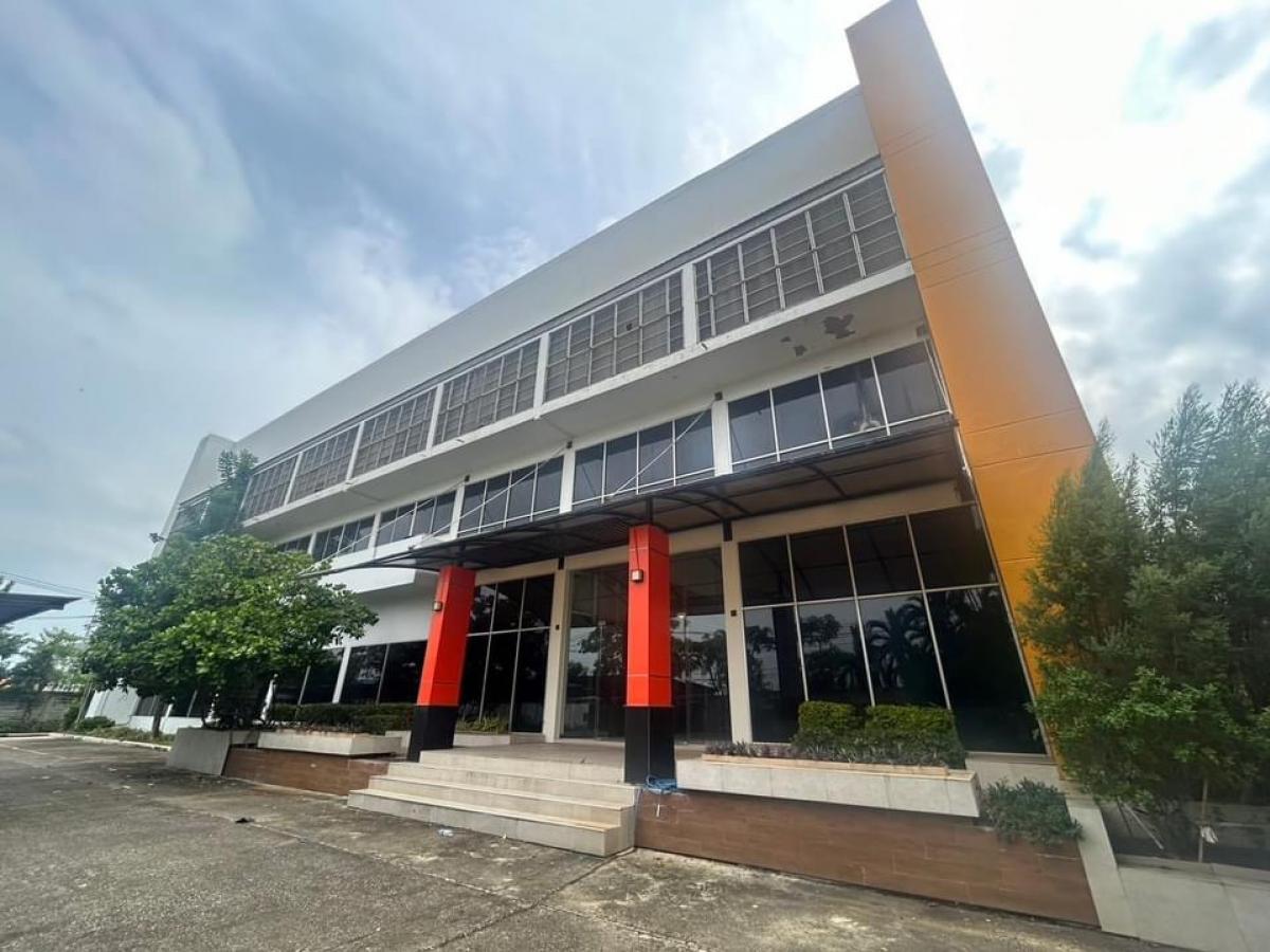 For SaleFactoryNakhon Pathom : Land for sale with a 20-rai factory, purple side, has a factory building 4, a warehouse building with an office, 1 km from Phetkasem, in the border area of ​​Bangkok, Nakhon Pathom and Samut Sakhon.