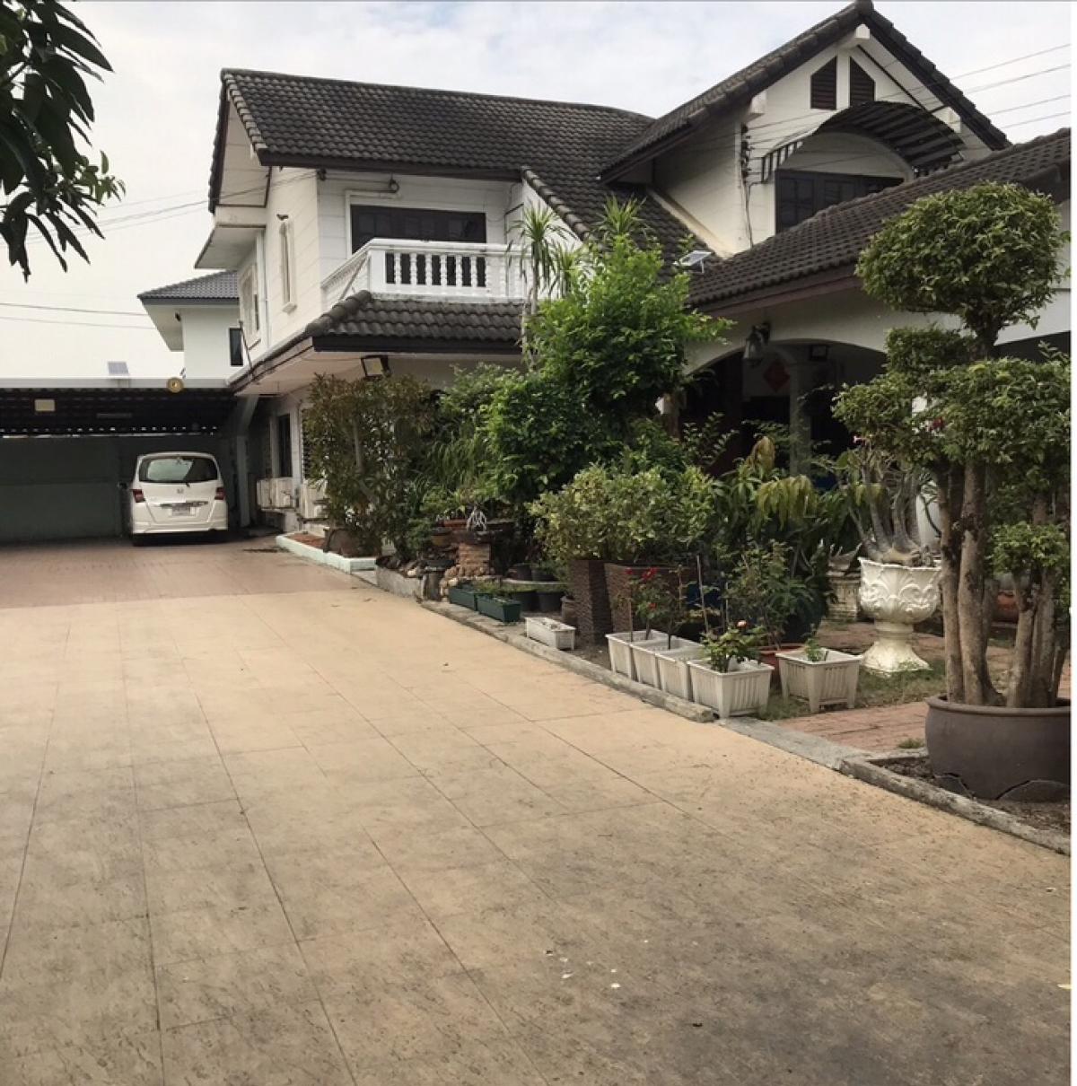 For SaleHouseVipawadee, Don Mueang, Lak Si : 📢👇For sale: 2 detached houses and an office building. Can live and do business Spacious land shady with ornamental trees and fruit trees, opposite Don Mueang Airport. Not in the line of takeoff and landing of the plane No airplane noise, convenient travel