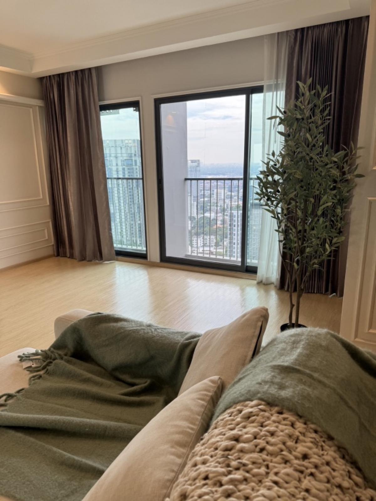 For SaleCondoSukhumvit, Asoke, Thonglor : 📢👇Sell with tenant rental 110k til 8 July 25Rare item! One of the most closest BTS, good location as surrounding with many popular restaurants and, coffee shops, supermarkets