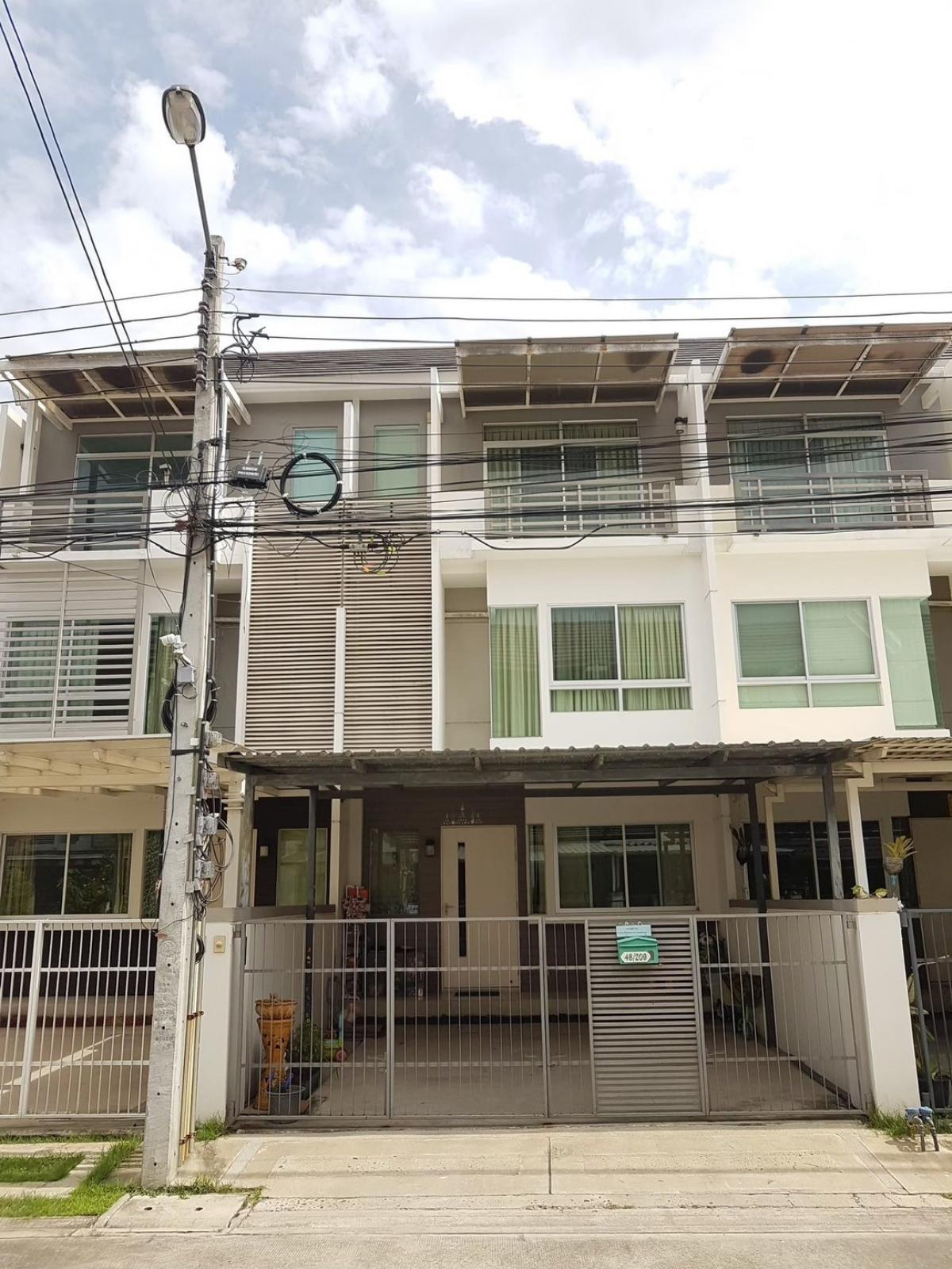 For SaleTownhousePattanakan, Srinakarin : Baanmai Town Project, Rama 9, Soi Krung Thep, Athletics 7 Town 3, 3 bedrooms, 3 bedrooms, 2 water, parking in the house for sale at 3.4 million baht. There is a swimming pool near Rama 9 Motorway.