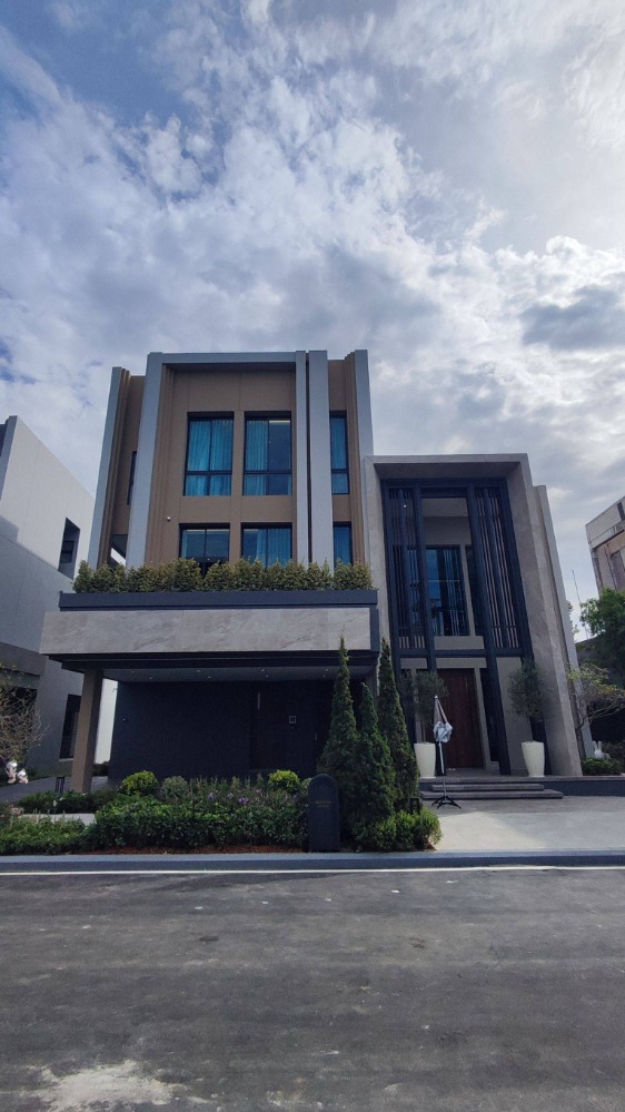 For SaleHousePattanakan, Srinakarin : ❖ Type soliana(S) ❖Single House 3 Storey | 5 Bedrooms, 6 Bathrooms | 102.40 sq.w., 593.00 sq.m. | Near Little Walk 4 mins., International Brighton College Bangkok 8 mins.