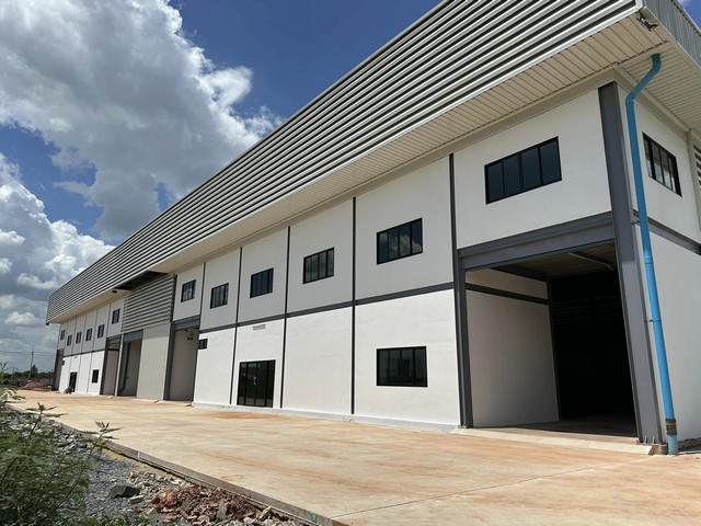 For RentWarehouseMahachai Samut Sakhon : RK513 Warehouse and office for rent, 2 floors, 3-phase electricity, 1,350 square meters, container vehicles can enter, there is a parking lot, remote control gate. Near Tha Sao Temple