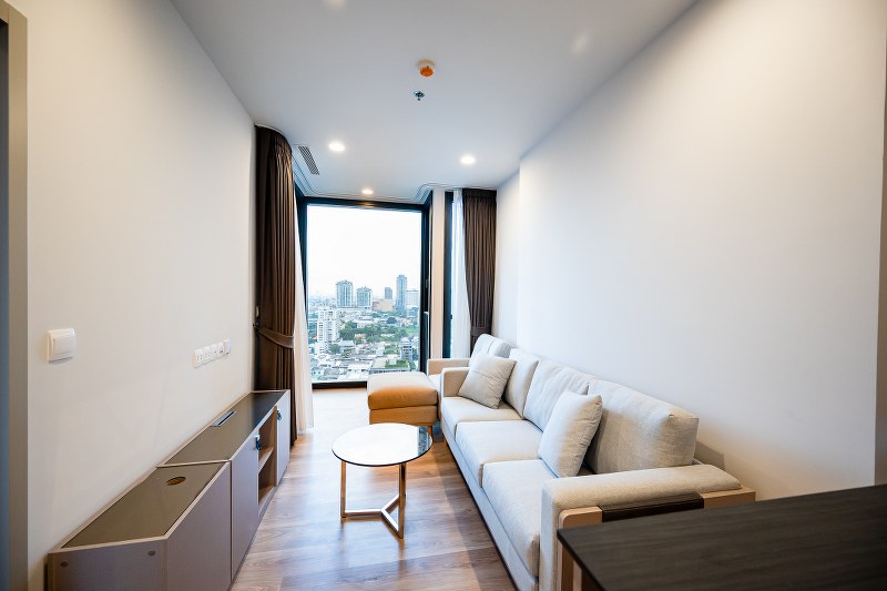 For SaleCondoSukhumvit, Asoke, Thonglor : Oka Haus, special layout room, swimming pool view, new furniture, best price*