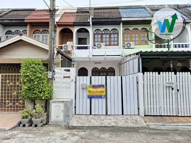 For SaleTownhouseLadprao101, Happy Land, The Mall Bang Kapi : Urgent sale, two-story townhouse, Soi Seri Thai 63, size 18 sq m, good location, near the MRT Orange Line, Lam Sali Station, free loan application.