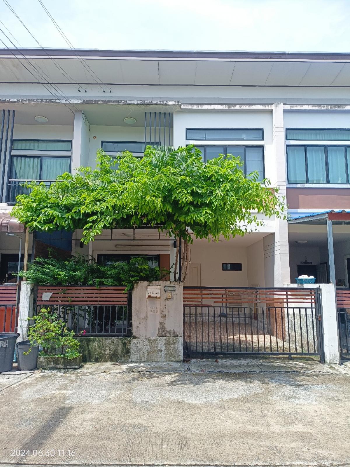 For SaleTownhousePathum Thani,Rangsit, Thammasat : Baan Fah Piyarom for sale, Phase 10, additions, ready to move in.