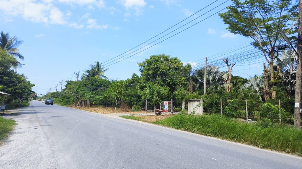 For RentLandNakhon Si Thammarat : Land for rent, on the road, only 5 minutes into the city, 18 rai, 2 ngan, 48.2 sq.wa. Suitable for opening a cafe business, mixed with nature or other businesses.