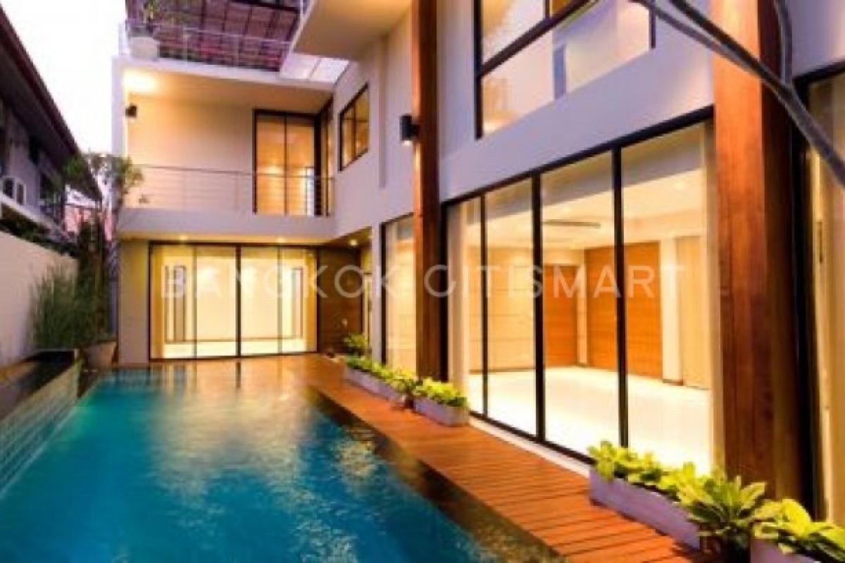 For RentHouseSukhumvit, Asoke, Thonglor : 📍✅For rent, 3-story house, Soi Thonglor, size 500Sqm., 4 bedrooms, 5 bathrooms, 1 maid - attic room. There is a salt water swimming pool. Contact 0961564293ID Line : Apelaoily