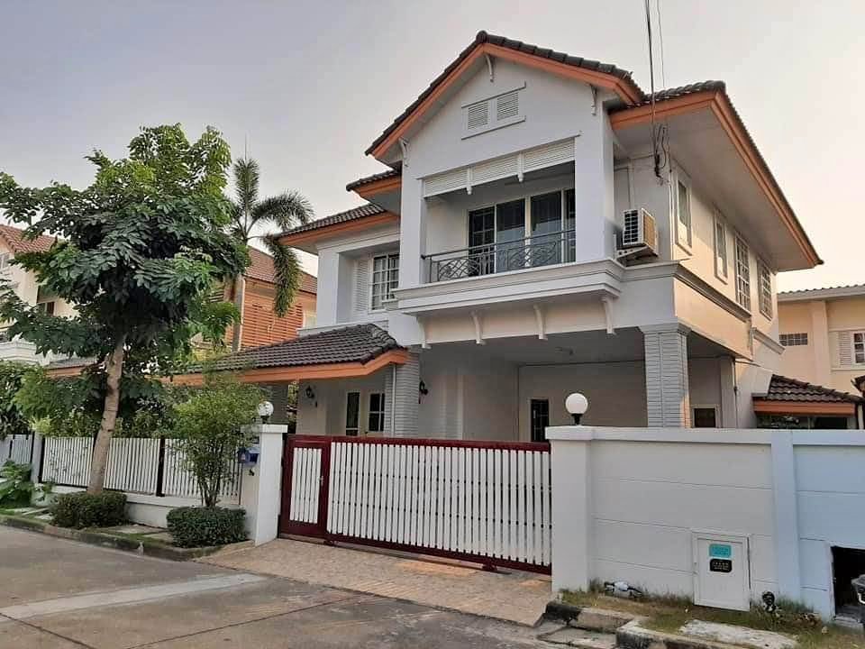 For RentHousePinklao, Charansanitwong : Single house 4bedroom 3bathrooms at Soi Wat Si Rueang Boon with 5 air conditioners.