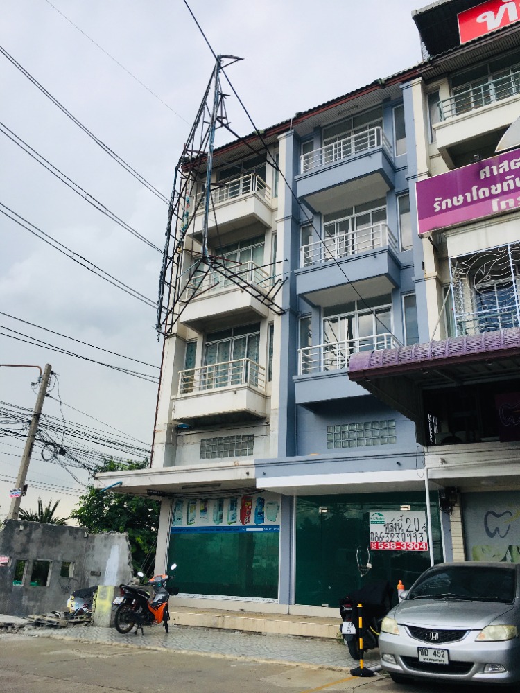 For SaleShophousePathum Thani,Rangsit, Thammasat : Commercial building for sale, 4 and a half floors, next to Khlong Luang Road. Opposite Lotus Khlong Luang