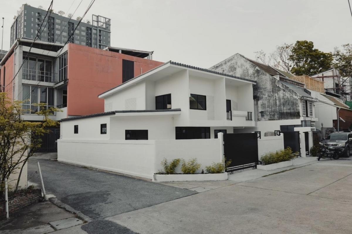 For SaleHousePattanakan, Srinakarin : Single house for sale, Phatthanakan 12, can be used as a cafe/office, 60 sq.w., 3 bedrooms, 3 bathrooms, 3 parking spaces, newly decorated house, vintage style