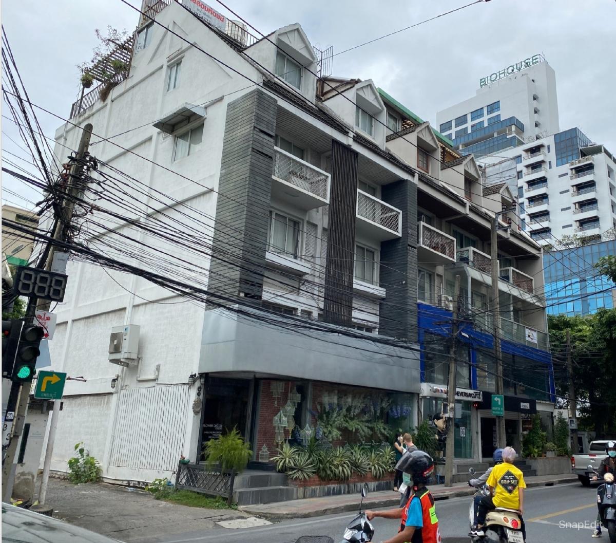 For RentShophouseSukhumvit, Asoke, Thonglor : Commercial building for rent, 2 units, Sukhumvit 39, next to the road (5 minutes - BTS) (can accommodate any business)