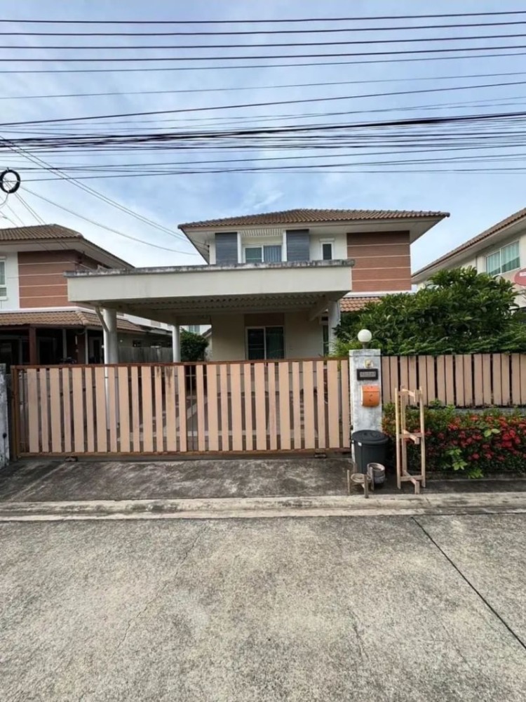 For SaleHouseSriracha Laem Chabang Ban Bueng : Second-hand detached house in Sriracha 2-story detached house for sale, Village Park, Sriracha.