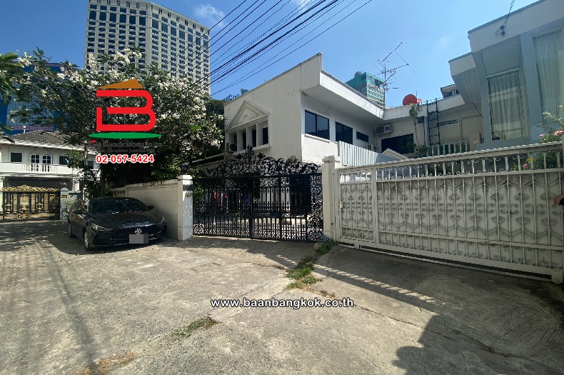 For SaleHouseSukhumvit, Asoke, Thonglor : Semi-detached house, Soi Sukhumvit 12, area 52.2 square wah, near Terminal 21 Asoke, Sukhumvit Road, Khlong Toei Subdistrict, Khlong Toei District, Bangkok.